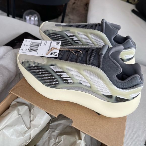 Adidas Yeezy 700 V3 Fade Salt - dropsnkrs