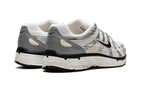 Nike P-6000 Lait de coco Argent métallisé